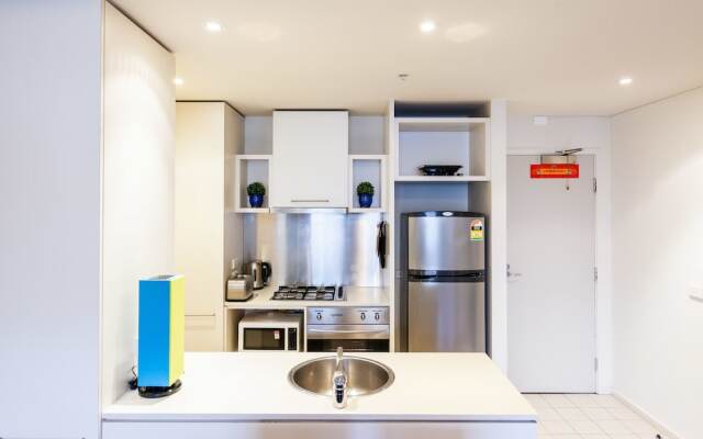WESLEY, 2BDR Carlton Apartment