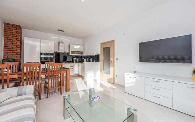 Amazing Home in Vrsi With 3 Bedrooms and Wifi