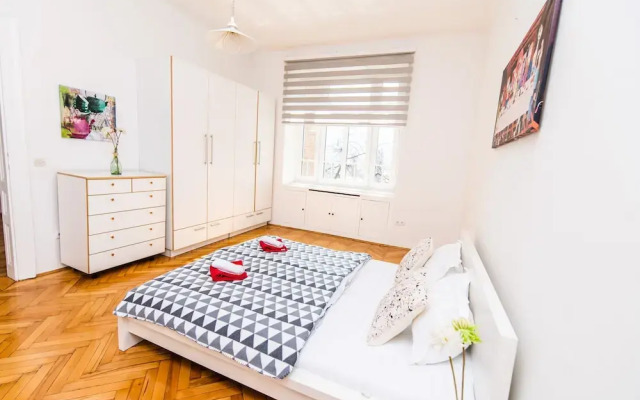 2Bdr Apartment With The Balcony View-Best Location