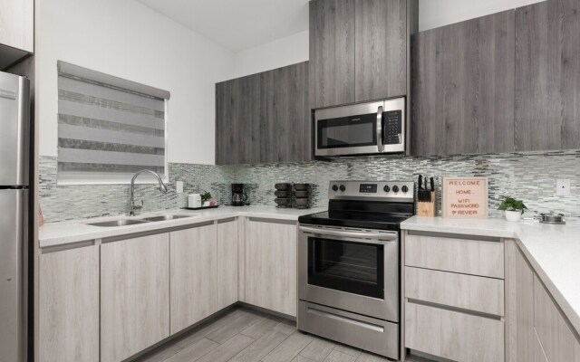 Modern Duplex with Fully Upgraded Amenities