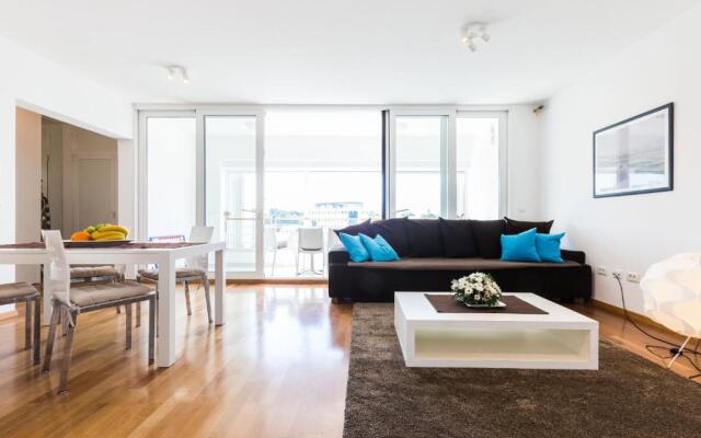 Hoplite 2BR apartment near centre