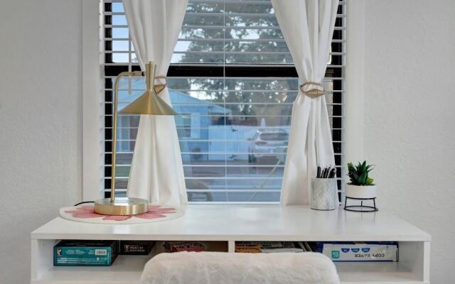 St. Pete Family Bungalow & Private Oasis