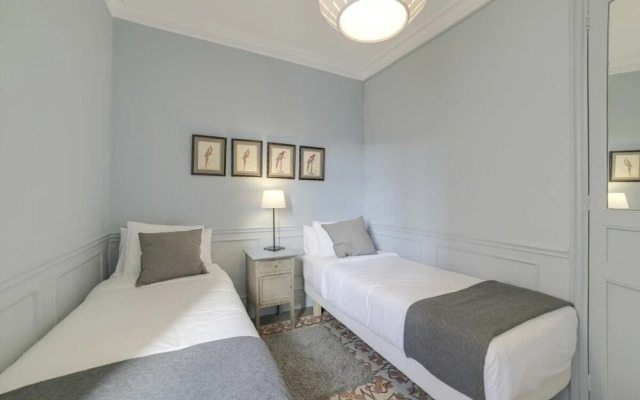 Artistic 3 Bedroom Flat With Balcony in Gracia