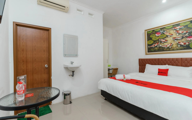 RedDoorz Syariah near Universitas Borobudur