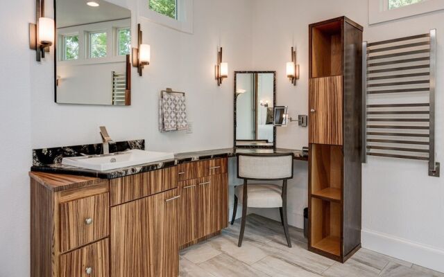Waterfall Manor - 4 Br Home
