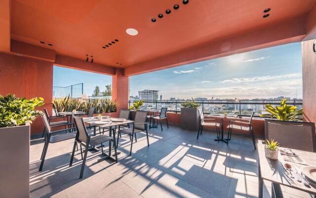 Breakfast Included at Regatta Living 301