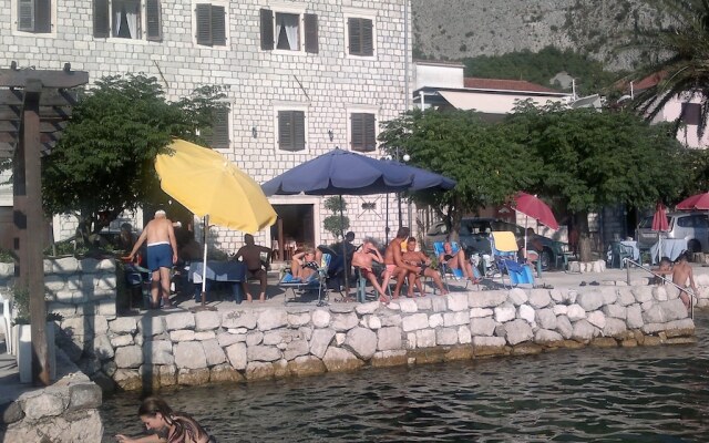 Apartment and Rooms Antun