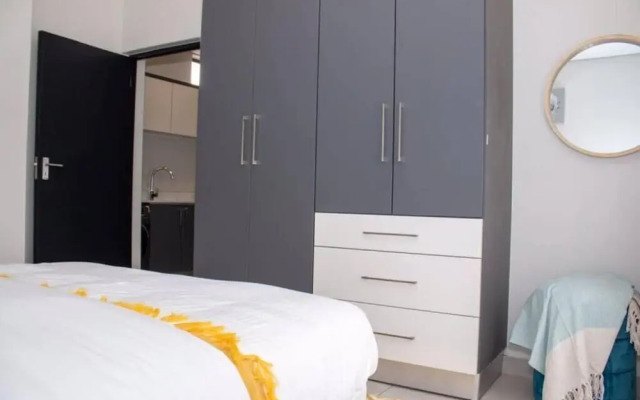 Contemporary Spacious & Comfortable Apartment