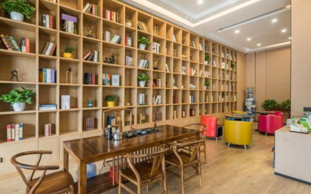 Greentre Carrey Light Luxury Hotel (Taizhou Luqiao Zhongsheng Plaza)