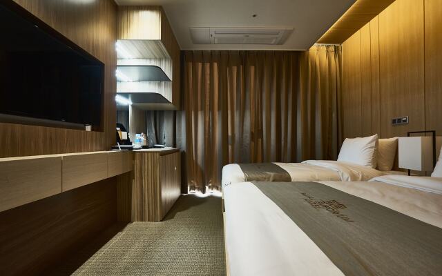 Royal Emporium Incheon Airport Hotel