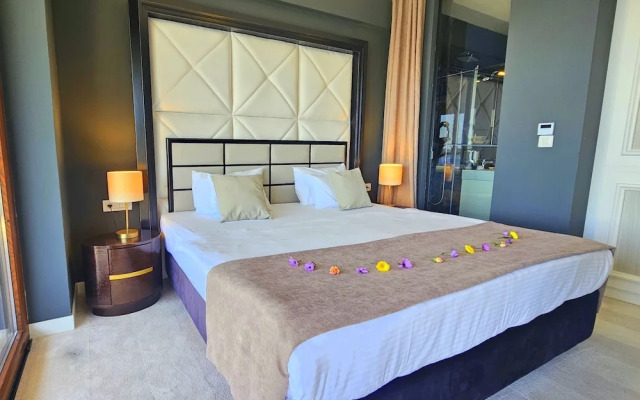 Royalis Suites