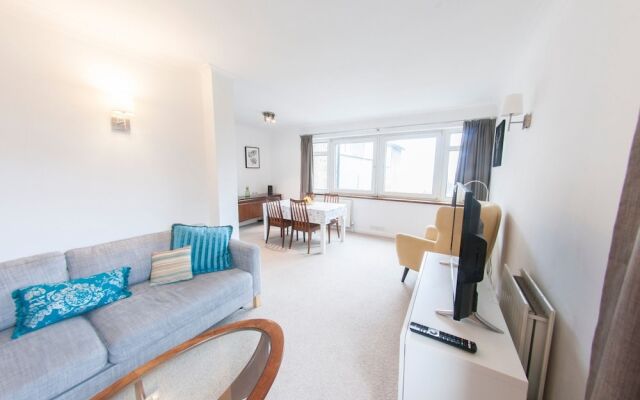 Bright & Airy 2-bedroom Flat for 6 in Blackheath