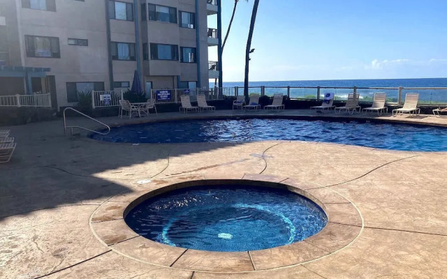 Kona Reef F2 Charming Oceanfront Condo for 4!