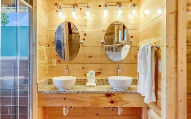 Splash of Moonshine - Two Bedroom Cabin