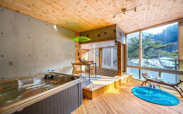 Harbor House poolvilla couple