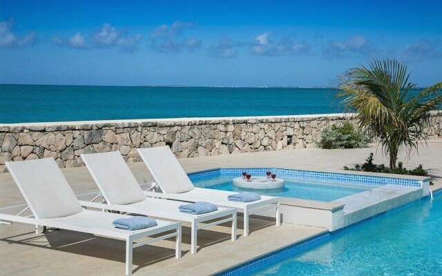 Beachfront Bliss, Pool, AC, Free Wifi, Concierge, Exclusive Terres Basses Location