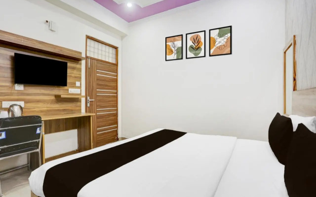 OYO 16721 Divine Hotel