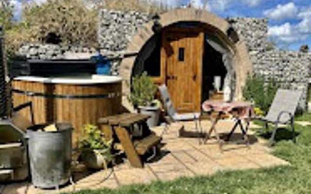 Romantic Escape Luxury Hobbit House With Hot Tub!