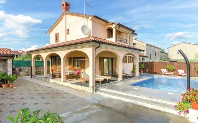 Comfortable Holiday Home in Rovinj with Private Pool