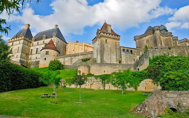 Le Prieuré Du Chateau De Biron