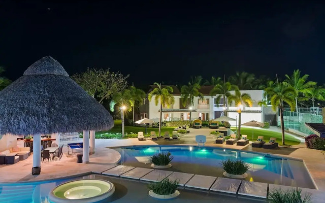 Luxurious 8-bedroom Dreamy Villa