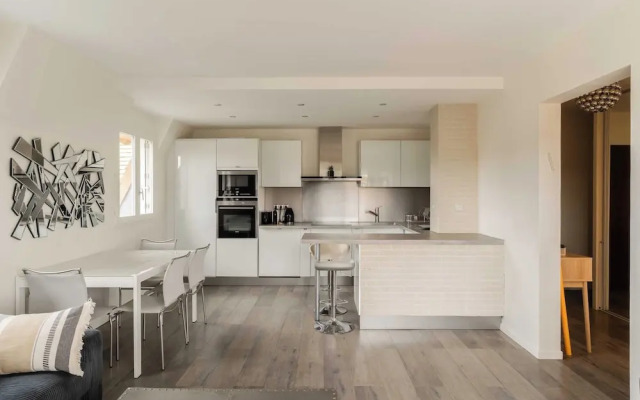 Renovated Apartment Sleeping 6 - Pool and Tennis