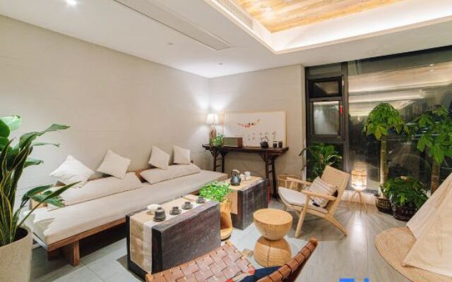 Yueliang Town Hotel