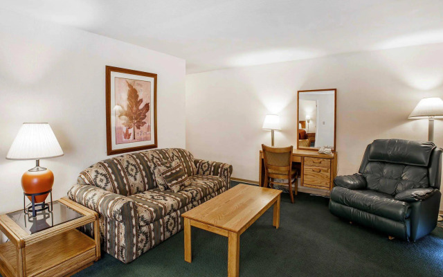 Quality Inn & Suites Bremerton near Naval Shipyard