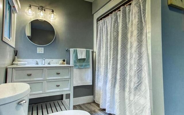 Beachy Chic-Completely renovated- Steps to the Beach