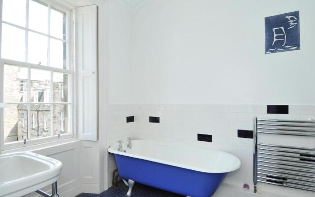 331 Attractive 2 bedroom apartment in Edinburgh's New Town