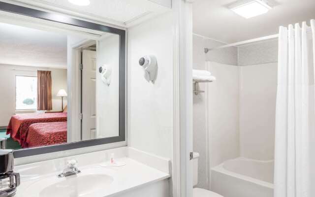 Days Inn by Wyndham Hendersonville