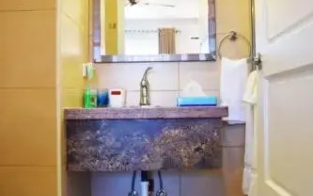 2BR Condo Walking distance to Eagle Beach