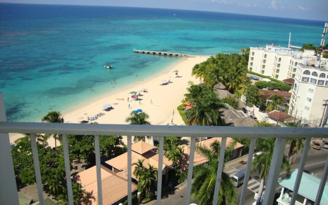 Sky Box Beach Suite at Montego Bay Club