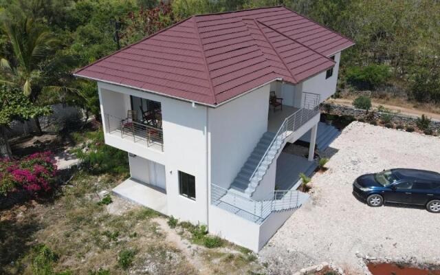 Coral House near Villa Bluu