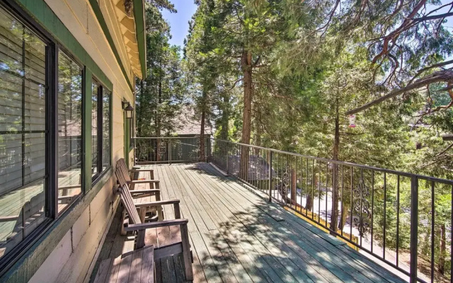 All-season Crestline Escape - 2 Mi to Lake!