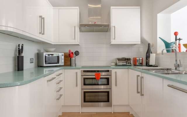 2 Bedroom House With Garden in Tooting