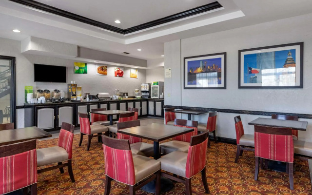 Quality Inn & Suites I-35 E / Walnut Hill