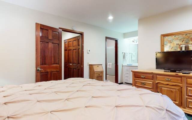 Winterset 12 Centrally Located, Cozy, Washer Dryer by RedAwning