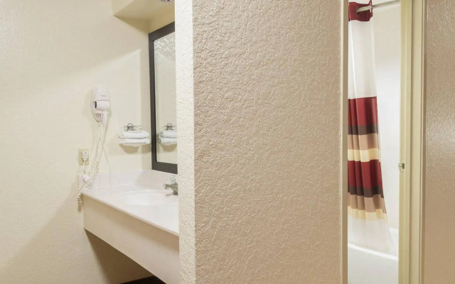 Red Roof Inn Houston - Brookhollow