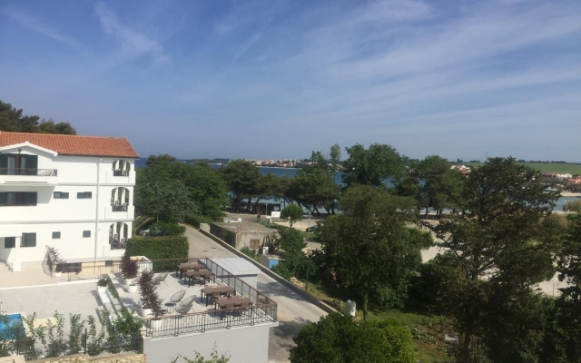Apartment Mirja - 50 m from beach: A2 Petrcane, Zadar riviera