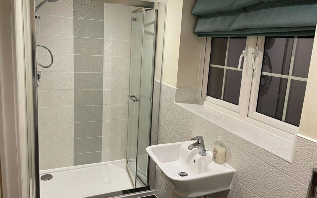 3 Bedroom House Sleeps 7 - Pets Ok - Free Parking