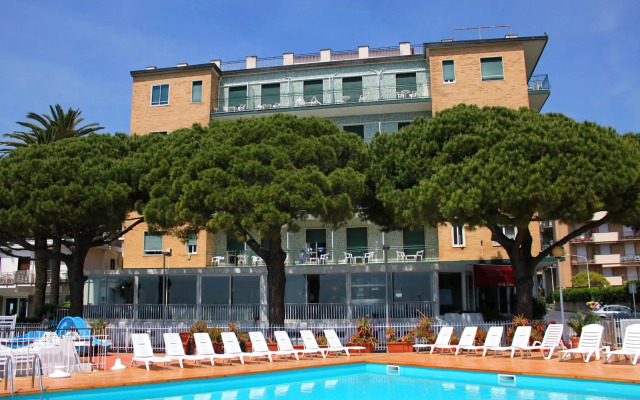 Mayola Hotel