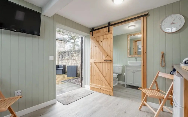 1 Bed Home - Sleeps 2 - Pets - Patio - Parking