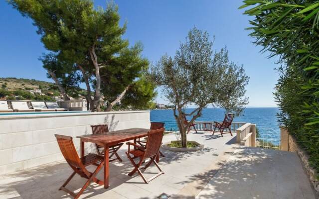 Sea Front - With Pool - H