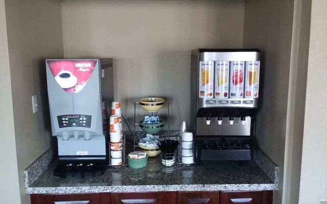 Quality Inn & Suites Des Moines - Merle Hay Road