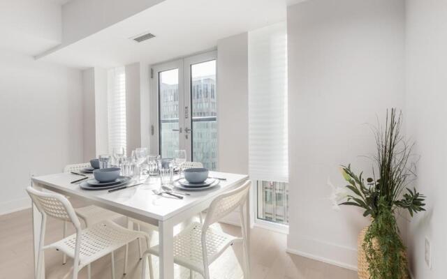 Upscale & Modern 1bd + Den in heart of Downtown!