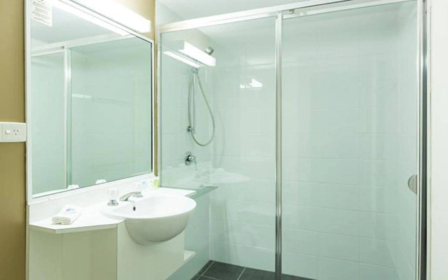 Toowong Inn & Suites