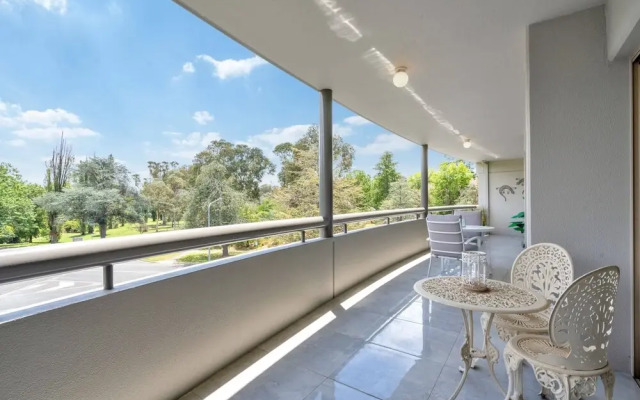 Spacious 2-bed Apartment Near Dining & Attractions