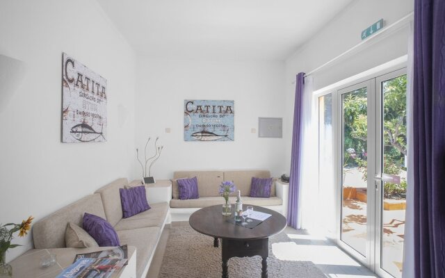 1 Bed House - Sleeps 2 - Pool - Parking - Wifi