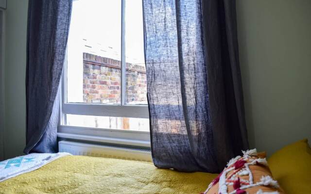 Sunny 2 Bedroom Garden Flat In The Heart Of East London